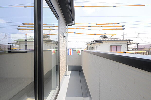 南側のお部屋から出入りできる、奥行きのあるワイドバルコニー。心地よい陽射しと暖かな風を楽しむことが出来ます。 