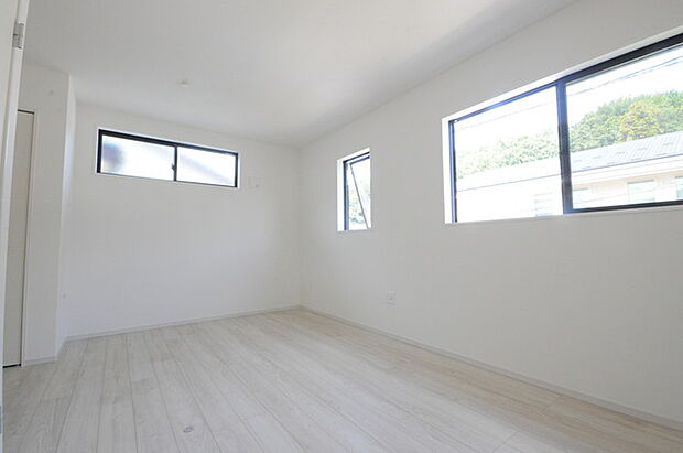 開口部から明るい光が差し込む、日中の室内の明るさがこの部屋の魅力です。 