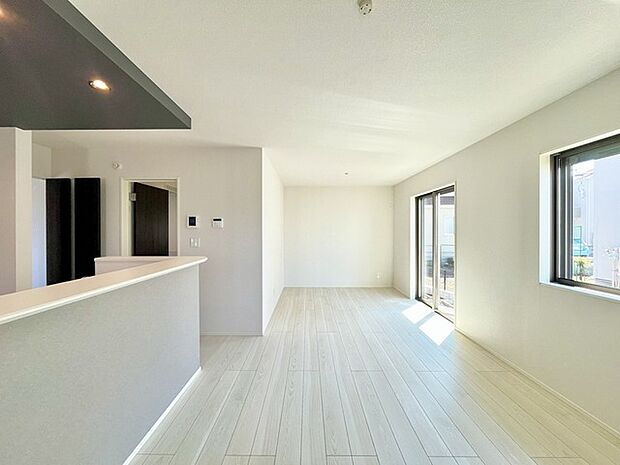 家族の集うリビングには色々な方向から光が差し込む設計に。家族のコミュニケーションが弾むスポットだから明るい雰囲気であってほしい。 