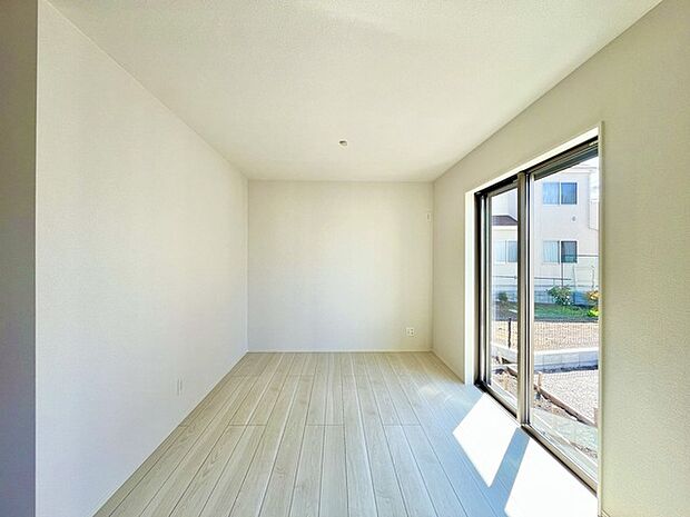 家族や友人、両親、親戚とこれから沢山の時間を紡ぐのだろう。そこを彩るのは窓から見える青い空、心地よい緑。そんなイメージが膨らむリビングスペース。 