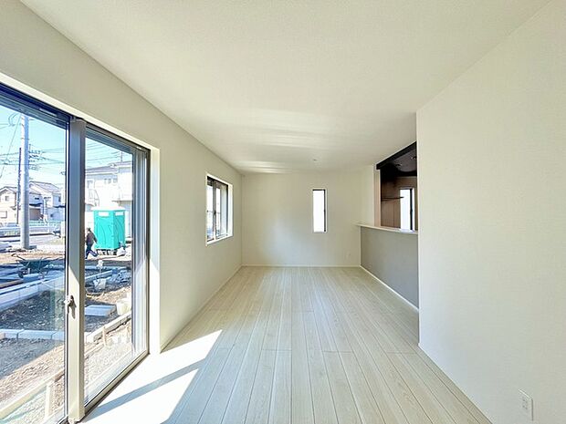 家族団欒のリビング。陽光差し込む食卓には家族の会話とスマイルが溢れます。いつまでもここで食卓を囲みたくなる、そう感じさせてくれるスペース。 