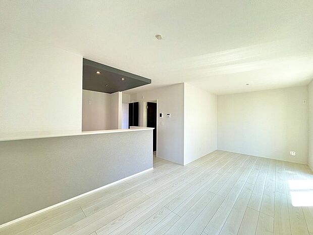 家族の集うリビングには色々な方向から光が差し込む設計に。家族のコミュニケーションが弾むスポットだから明るい雰囲気であってほしい。 