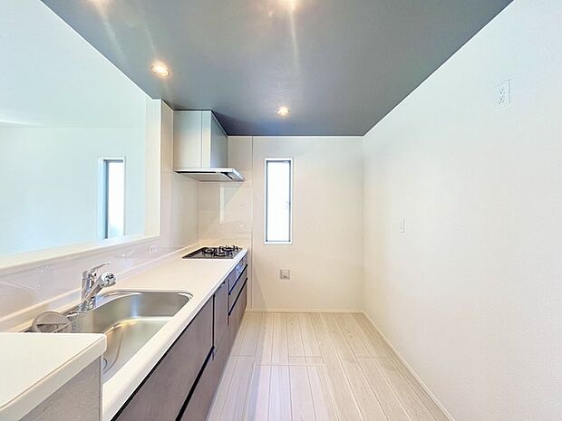 家族が一番集まる場所だから広々としつつも素敵な空間であって欲しい。皆がくつろぐリビングからキッチンまでが一つに繋がる空間。 