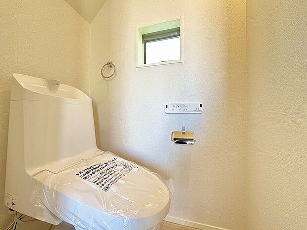 ウォシュレット機能付きのトイレ。換気のしやすい窓付きで、収納もあり実用性も兼ね備えた造り。 