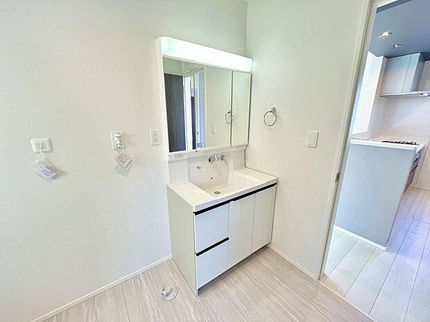 お出かけ前の身だしなみに一歩差がつく三面鏡。ミラー裏にはたっぷり収納もございます。 