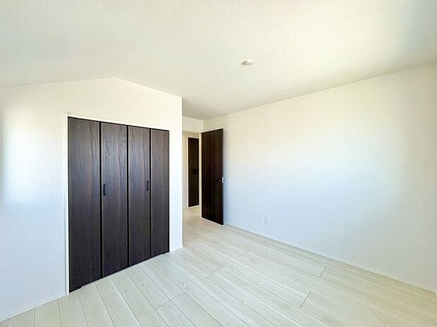 どんな家具にでも相性が良い清潔感ある白色調のクロスを採用。主張しすぎない配色、耐久性にも優れた床材は日々のメンテナンスも楽に、快適に過ごして頂けるよう考えられています。 