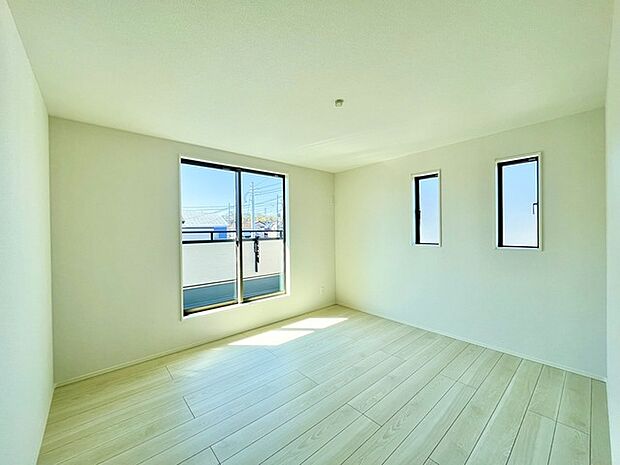 どんな家具にでも相性が良い清潔感ある白色調のクロスを採用。主張しすぎない配色、耐久性にも優れた床材は日々のメンテナンスも楽に、快適に過ごして頂けるよう考えられています。 