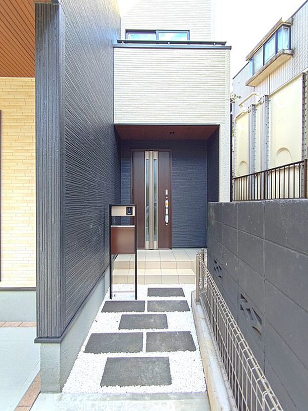 石畳でおしゃれに仕上げた玄関アプローチ。