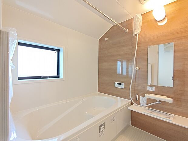 ゆったりと足を伸ばせる1坪サイズのバスルーム。 便利な浴室暖房乾燥機付きです。