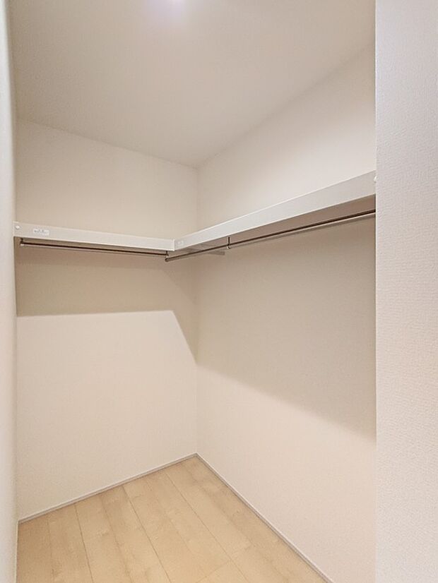ウォークインクローゼット完備! 衣服はもちろん、大きなお荷物もたくさん収納できる便利空間です。
