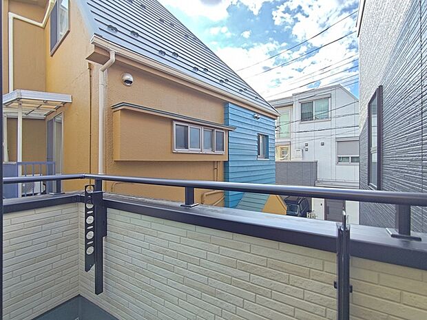 リビング横のバルコニー。 午後からはしっかり日が当たります。