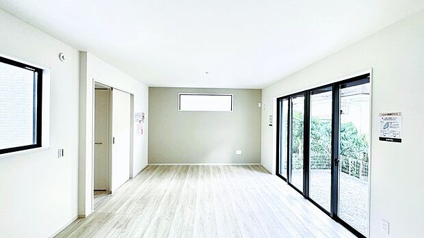 家族や友人、両親、親戚とこれから沢山の時間を紡ぐのだろう。そこを彩るのは窓から見える青い空、心地よい緑。そんなイメージが膨らむリビングスペース。 