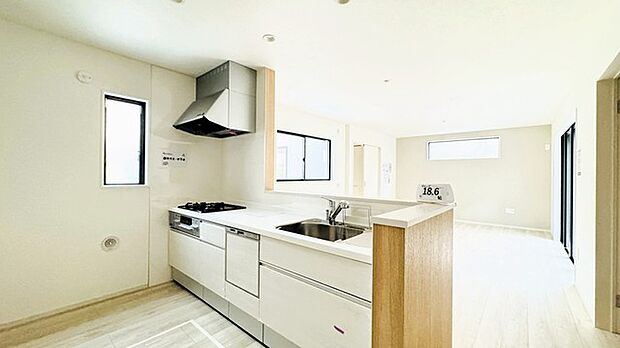 家族が一番集まる場所だから広々としつつも素敵な空間であって欲しい。皆がくつろぐリビングからキッチンまでが一つに繋がる空間。 