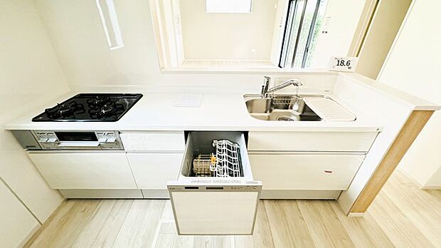 人工大理石を使用したシステムキッチン。永く傷つきにくく、お手入れもしやすい高機能性です。 