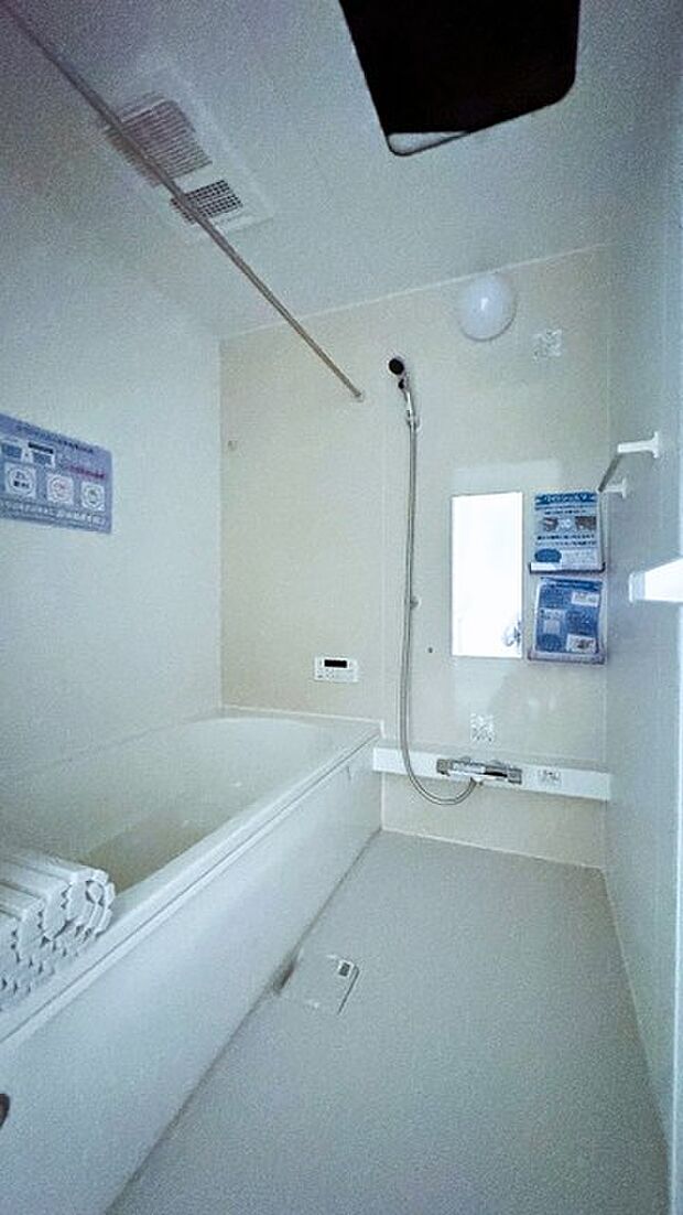 落ち着いた色味の浴室で1日の疲れをゆっくりと癒してください。 