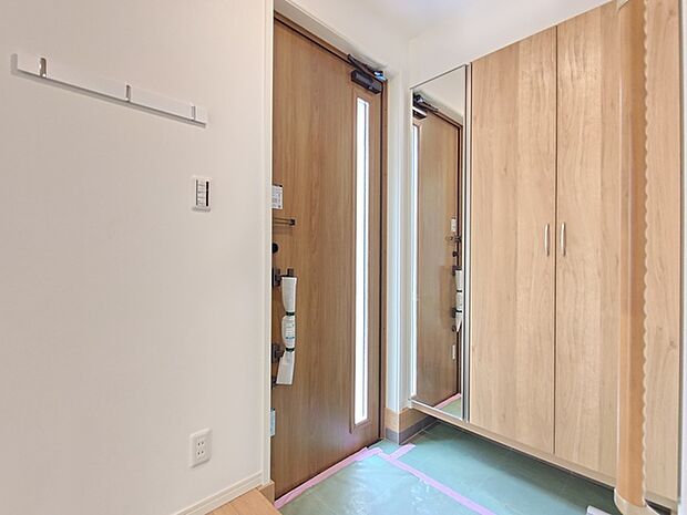 大きな靴棚を配した玄関ホール。 帽子掛けも備え付けました。