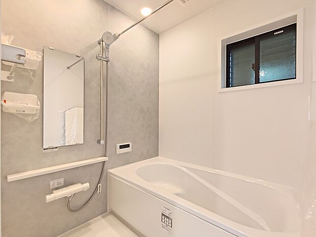 ゆったりと足を伸ばせる1坪サイズのバスルーム。 便利な浴室暖房乾燥機付きです。