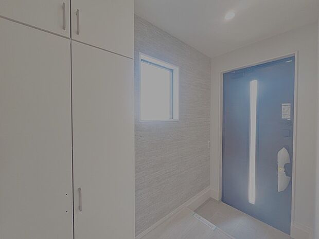 明るく開放的な玄関、靴の脱ぎ履きもしやすく、収納も豊富でご家族皆様の靴をスッキリ収納できます。 