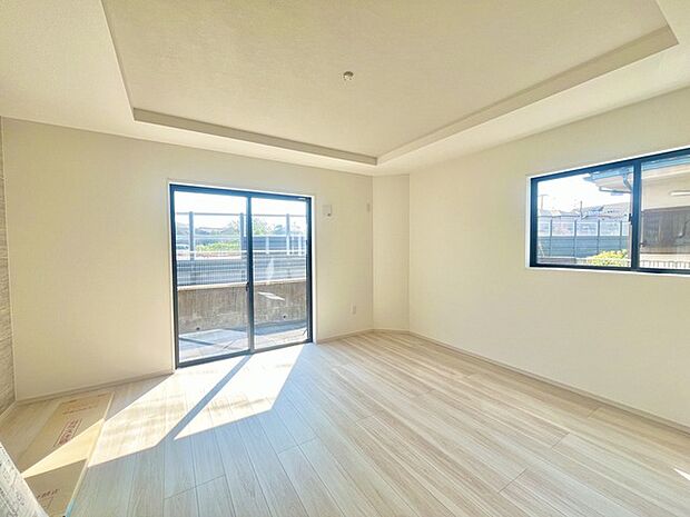 家族や友人、両親、親戚とこれから沢山の時間を紡ぐのだろう。そこを彩るのは窓から見える青い空、心地よい緑。そんなイメージが膨らむリビングスペース。 