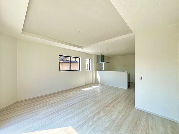 家族団欒のリビング。陽光差し込む食卓には家族の会話とスマイルが溢れます。いつまでもここで食卓を囲みたくなる、そう感じさせてくれるスペース。 