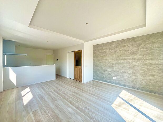 いつも家族の集まるリビングは広々とした17.2帖。通風・採光にも優れ、心安らぐ風と光がたえない空間。汎用性に富んだ居住スペースと、高揚感さえも与えてくれる住空間です。 