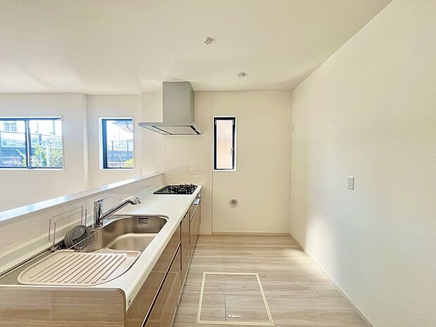 明るい光が降り注ぐ窓があるキッチンはお料理を作る時の気持ちもいつもより明るくなります。近くに窓があるので換気もしやすいですね。 