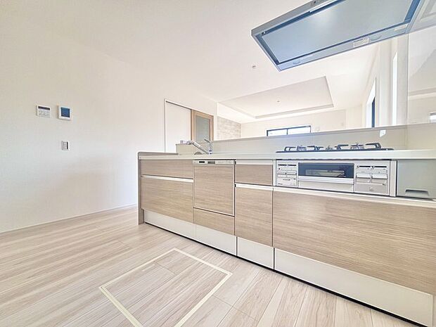 リビングにいる家族の顔が見渡せるカウンターキッチン。お料理もより一層おいしく、楽しく。食器棚を背面に設置しても十分な広さを確保しています。 