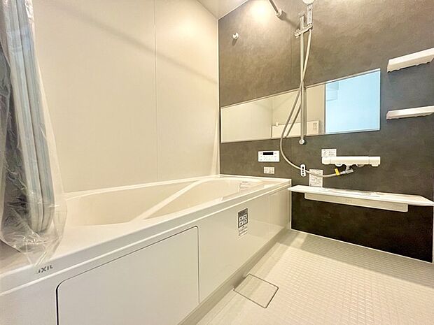 落ち着いた色味の浴室で1日の疲れをゆっくりと癒してください。 