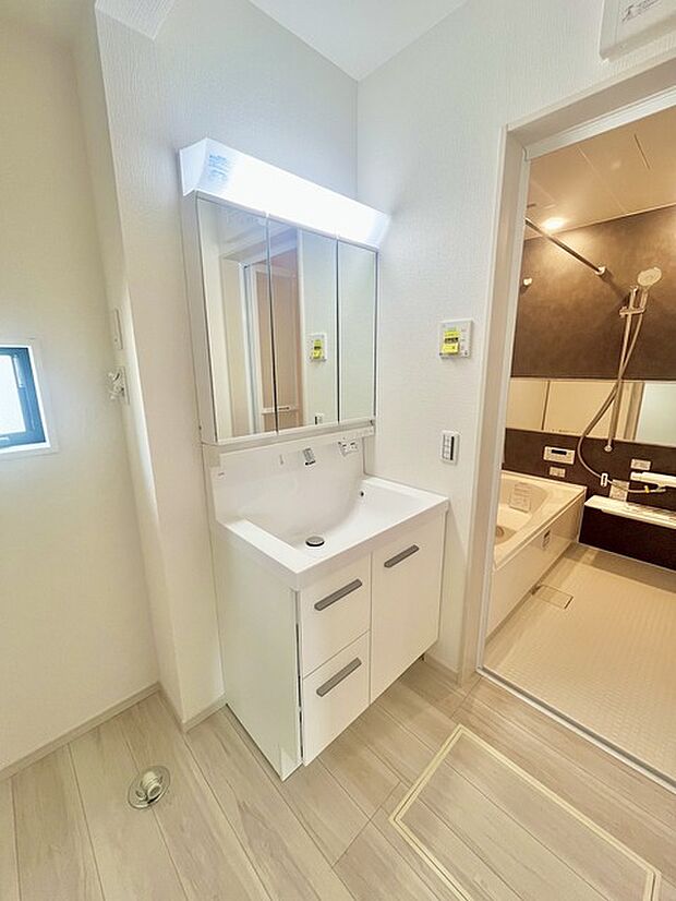 お出かけ前の身だしなみに一歩差がつく三面鏡。ミラー裏にはたっぷり収納もございます。 