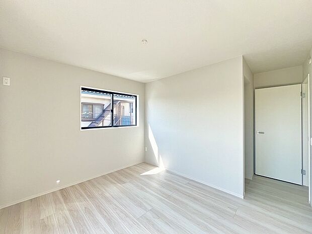 今からここを誰のお部屋にしようか、そんな洋室。大きさは8.9帖です。 