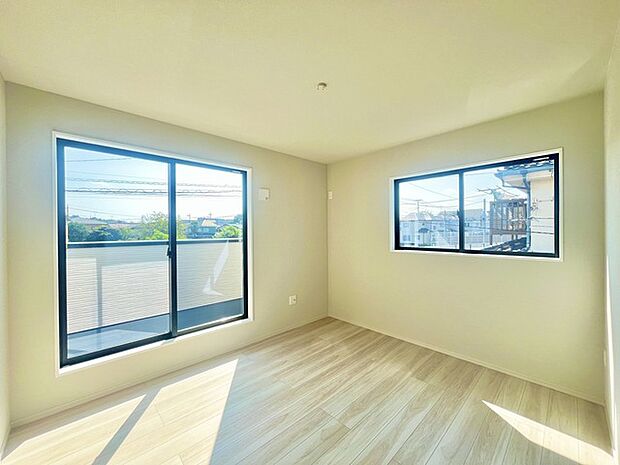 勾配天上の雰囲気が少し落ち着くなんて方も多いのでは。バルコニーにも面しているので日当たりの良いお部屋です。 