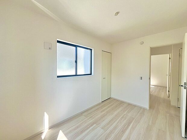 どんな家具にでも相性が良い清潔感ある白色調のクロスを採用。主張しすぎない配色、耐久性にも優れた床材は日々のメンテナンスも楽に、快適に過ごして頂けるよう考えられています。 