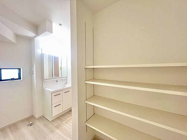 ゆとりの洗面スペースで朝の身支度もスムーズに行えます。 