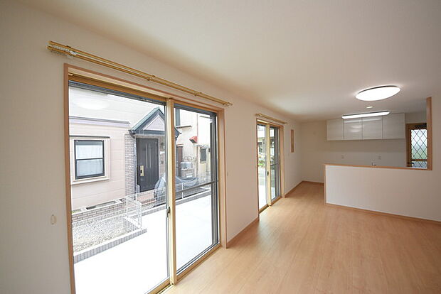 家族が一番集まる場所だから広々としつつも素敵な空間であって欲しい。皆がくつろぐリビングからキッチンまでが一つに繋がる空間。