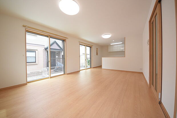 いつも家族の集まるリビングは広々とした17帖。通風・採光にも優れ、心安らぐ風と光がたえない空間。汎用性に富んだ居住スペースと、高揚感さえも与えてくれる住空間です。