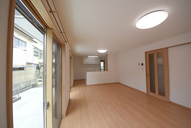 家族や友人、両親、親戚とこれから沢山の時間を紡ぐのだろう。そこを彩るのは窓から見える青い空、心地よい緑。そんなイメージが膨らむリビングスペース。