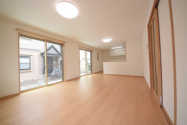 家族団欒のリビング。陽光差し込む食卓には家族の会話とスマイルが溢れます。いつまでもここで食卓を囲みたくなる、そう感じさせてくれるスペース。