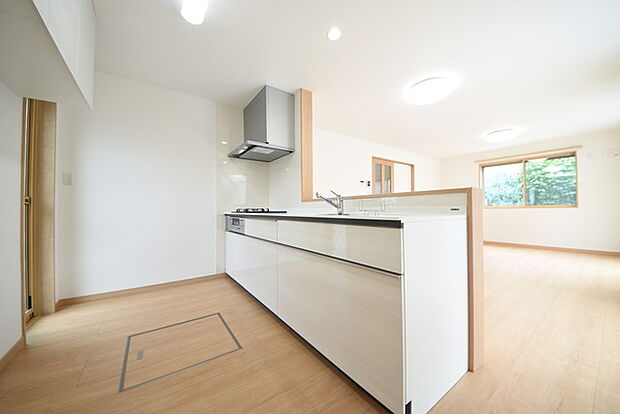 家族が一番集まる場所だから広々としつつも素敵な空間であって欲しい。皆がくつろぐリビングからキッチンまでが一つに繋がる空間。