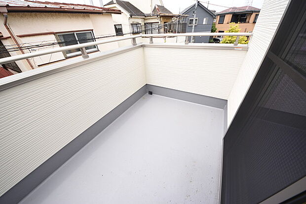 南西角部屋6.5帖の部分は広めのバルコニー。 風通しも良くお洗濯物もしっかりと干すことができます!