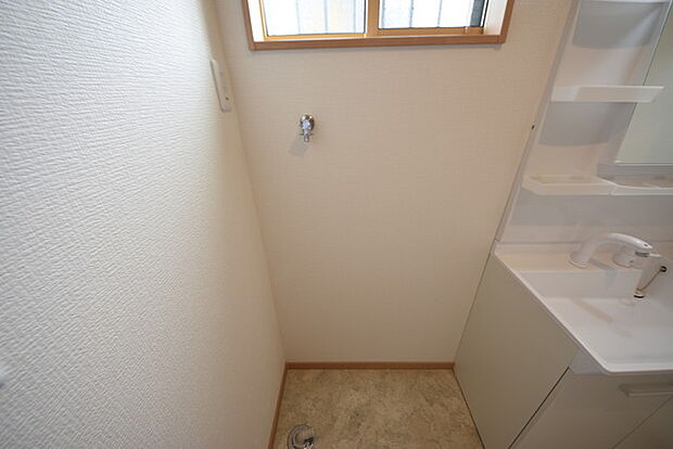 ゆとりの洗面スペースで朝の身支度もスムーズに行えます。