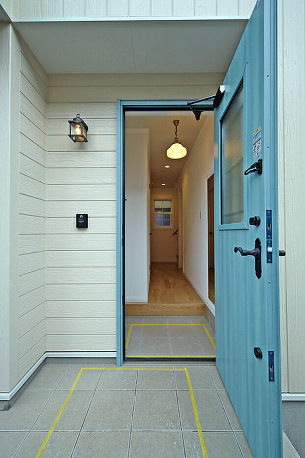 気持ちよくご家族やゲストを送迎できるスタイリッシュでスッキリとした玄関です。