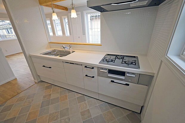 時短に活躍する食器洗浄機や一杯の水も楽しめる浄水器があるシステムキッチン。