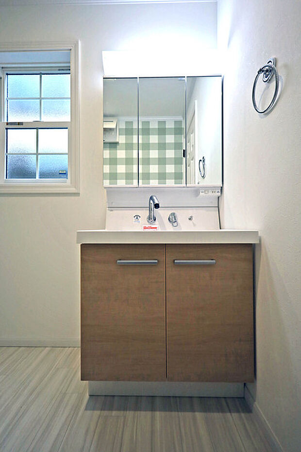 お出かけ前の身だしなみに一歩差がつく三面鏡。ミラー裏にはたっぷり収納もございます。