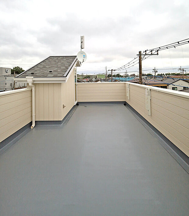 街並みを見渡せるルーフバルコニー付き