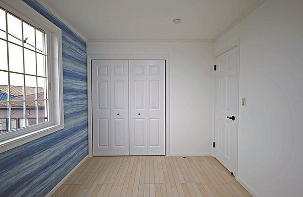 衣類の整理整頓に嬉しいクローゼット付きのお部屋。お子様のお部屋としても便利です。 