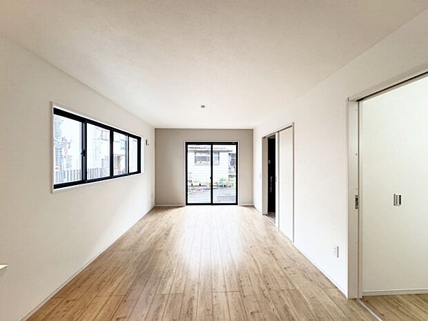 家族団欒のリビング。陽光差し込む食卓には家族の会話とスマイルが溢れます。いつまでもここで食卓を囲みたくなる、そう感じさせてくれるスペース。