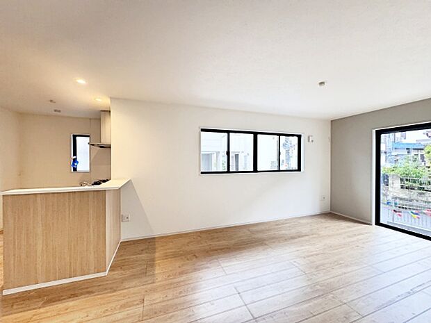 家族や友人、両親、親戚とこれから沢山の時間を紡ぐのだろう。そこを彩るのは窓から見える青い空、心地よい緑。そんなイメージが膨らむリビングスペース。