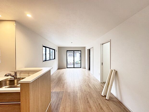 家族団欒のリビング。陽光差し込む食卓には家族の会話とスマイルが溢れます。いつまでもここで食卓を囲みたくなる、そう感じさせてくれるスペース。