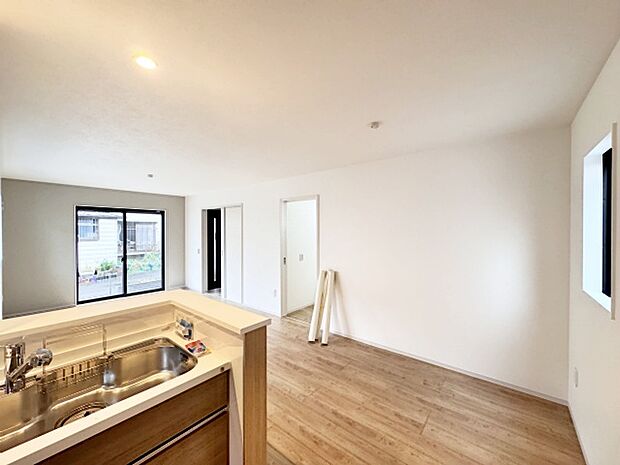 家族団欒のリビング。陽光差し込む食卓には家族の会話とスマイルが溢れます。いつまでもここで食卓を囲みたくなる、そう感じさせてくれるスペース。