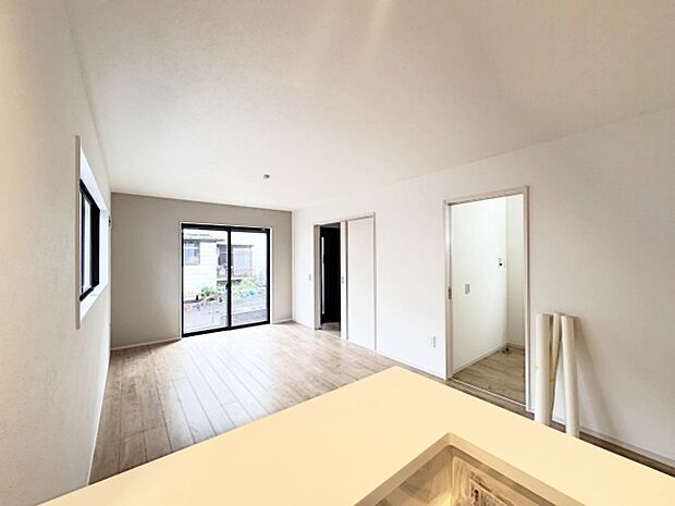 家族団欒のリビング。陽光差し込む食卓には家族の会話とスマイルが溢れます。いつまでもここで食卓を囲みたくなる、そう感じさせてくれるスペース。